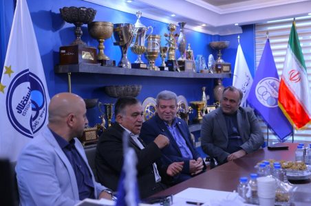 رشد ۴۰۰ درصدی مشارکت‌های مردمی در ایام جنگ رئیس سازمان بهزیستی کشور با اشاره به طراحی زیست‌بوم جامع مشارکت با ۱۲ راهبرد گفت: در طول ۴۰ روز جنگ با وجود شرایطی که معمولاً موجب کاهش کمک‌های مردمی می‌شود میزان مشارکت‌ها نه تنها کاهش نیافت بلکه ۱۷۰۰ میلیارد تومان کمک نقدی و غیرنقدی به سازمان بهزیستی ارائه شد که نسبت به دوره مشابه رشد ۴۰۰ درصدی را نشان می‌دهد.بیش از ۳۰ هزار داوطلب شامل پزشکان، روان‌پزشکان، مددکاران اجتماعی و روان‌شناسان در این مدت با سازمان بهزیستی همکاری و نقش‌آفرینی کردند. حسینی تأکید کرد: ورزشکاران به عنوان بخشی از نخبگان و الگوهای جامعه، اگر سفیر خیرخواهی شوند، می‌توانند نقش بزرگی در حمایت از جامعه هدف سازمان بهزیستی ایفا کنند. وی متذکر شد: در ایران نیز باشگاه‌های بزرگ فوتبال علاوه بر فعالیت‌های حرفه‌ای ورزشی، در عرصه‌های اجتماعی و مسئولیت‌های اجتماعی نقش‌آفرین هستند. باشگاه استقلال تهران به عنوان یکی از قدیمی‌ترین و پرافتخارترین باشگاه‌های فوتبال کشور که در سال ۱۳۲۴ با نام «دوچرخه‌سواران» تأسیس شد و بعدها با نام «تاج» و سپس «استقلال» شناخته شد، همواره جایگاه مهمی در تاریخ ورزش ایران داشته است. این باشگاه با سابقه طولانی و هواداران پرشمار، علاوه بر موفقیت‌های ورزشی، ظرفیت بالایی برای ایفای نقش در فعالیت‌های اجتماعی و حمایتی دارد. رئیس سازمان بهزیستی گفت:‌در همین راستا، توجه به استعدادهای ورزشی در میان کودکان و نوجوانان تحت حمایت سازمان بهزیستی از اهمیت ویژه‌ای برخوردار است. ورزش به‌ویژه فوتبال می‌تواند برای این گروه‌ها فرصتی برای شکوفایی استعدادها، تقویت اعتمادبه‌نفس و افزایش نشاط اجتماعی فراهم کند. همچنین در حوزه توانبخشی سازمان بهزیستی، فعالیت‌های ورزشی نقشی مؤثر در بهبود توانایی‌های جسمی و روانی افراد دارای معلولیت و مددجویان ایفا می‌کند و به ارتقای کیفیت زندگی آنان کمک می‌کند.از سوی دیگر، بهره‌گیری از ظرفیت چهره‌های ورزشی و باشگاه‌های محبوب به عنوان سفیران بهزیستی می‌تواند نقش مهمی در افزایش آگاهی عمومی و جلب مشارکت مردم در حمایت از جامعه هدف این سازمان داشته باشد. حسینی بیان کرد:‌در این میان، تیم فوتبال استقلال با توجه به جایگاه اجتماعی و محبوبیت گسترده خود می‌تواند به عنوان یکی از سفیران اجتماعی در معرفی ظرفیت‌ها و نیازهای حوزه بهزیستی و تقویت فرهنگ مشارکت و مسئولیت اجتماعی در جامعه نقش مؤثری ایفا کند. استقلال آماده توسعه ورزش معلولان و تأسیس مؤسسه خیریه علی تاجرنیا رئیس هیئت‌مدیره و سرپرست باشگاه استقلال نیز در این دیدار با اشاره به نقش دولت در مدیریت شرایط جنگی گفت: در کنار حمایت مردم از کشور و نیروهای مسلح نقش دولت در مدیریت شرایط اقتصادی و تأمین نیازهای جامعه بسیار مؤثر بود و کشور در این دوره با کمبود جدی مواجه نشد. باشگاه استقلال از برنامه‌های مرتبط با افراد دارای معلولیت و جانبازان استقبال کرده و در این راستا فعالیت‌هایی از جمله حمایت از بسکتبال با ویلچر را آغاز کرده است. تاجرنیا ادامه داد: باشگاه استقلال در نظر دارد امسال با همکاری فدراسیون ورزش‌های جانبازان و توان‌یابان، تیم فوتبال CP را راه‌اندازی کند و یکی از محورهای تفاهم‌نامه با سازمان بهزیستی می‌تواند توسعه تیم‌های ورزشی ویژه افراد دارای معلولیت تحت پوشش باشگاه استقلال باشد. بازیکنان استقلال در فضای مجازی از اثرگذاری بالایی برخوردارند و می‌توانند در قالب سفیران نیکوکاری نقش مهمی در ترویج فعالیت‌های خیرخواهانه ایفا کنند. رئیس هیئت‌مدیره و سرپرست باشگاه استقلال از برنامه این باشگاه برای تأسیس مؤسسه خیریه خبر داد و افزود: در نظر داریم با هدف توانمندسازی کودکان و نوجوانان مستعد تحت پوشش بهزیستی، یک مدرسه فوتبال راه‌اندازی کنیم تا از استعدادهای آنان حمایت شود. رئیس سازمان بهزیستی کشور در پایان این دیدار با استقبال از این پیشنهاد گفت: سازمان بهزیستی مجوز لازم برای تأسیس مؤسسه خیریه را صادر خواهد کرد و آمادگی دارد تمامی ظرفیت‌ها و امکانات سخت‌افزاری خود را برای راه‌اندازی مدرسه فوتبال ویژه کودکان و نوجوانان تحت پوشش در اختیار باشگاه استقلال قرار دهد.